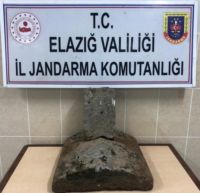 Elazığ’da Osmanlı dönemine ait sanduka kapağı ele geçirildi