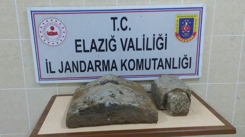 Elazığ&rsquo;da Osmanlı d&ouml;nemine ait sanduka kapağı ele ge&ccedil;irildi