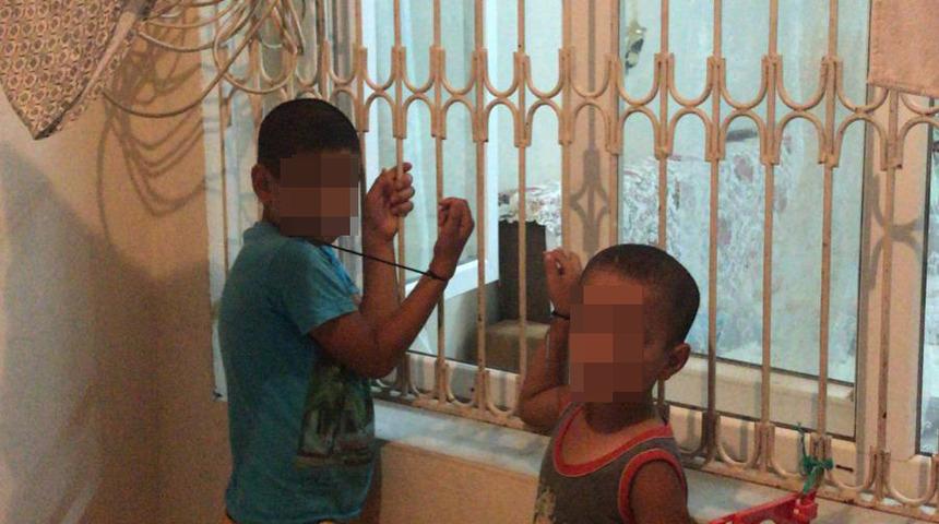 &Ccedil;ocukları ka&ccedil;ırıp, plastik kelep&ccedil;eyle pencere demirine bağladı