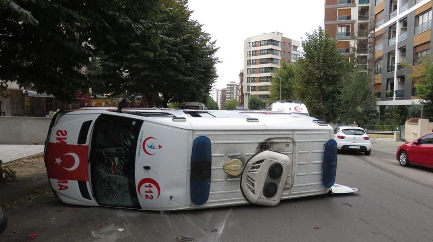 Kadık&ouml;y'de ambulans kaza yaptı: 4 sağlık&ccedil;ı yaralı
