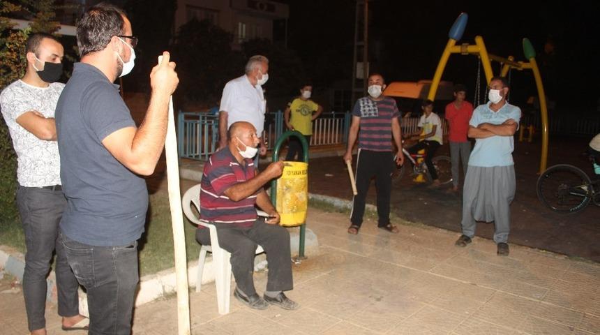 Adıyaman'da parkta sopa ve kürekle nöbet tutuyorlar