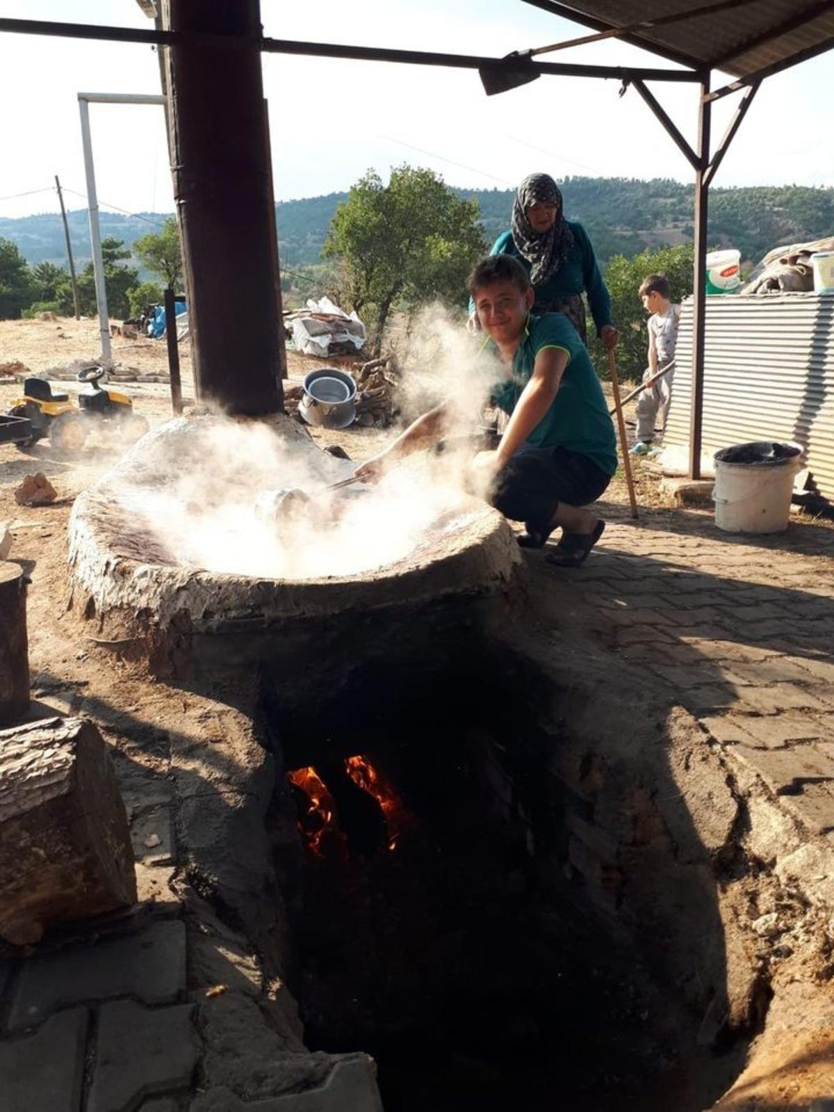 Kara&uuml;z&uuml;m pekmezi i&ccedil;in kazanlar kaynatılıyor