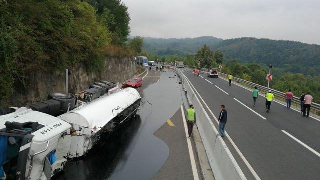 Bolu Dağı'nı ulaşıma kapatan kaza! Tanker devrildi, yolu zift kapladı