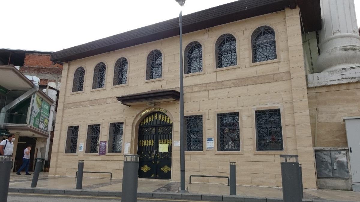 M&uuml;ezzin korona vir&uuml;s oldu, camii ge&ccedil;ici olarak ibadete kapatıldı