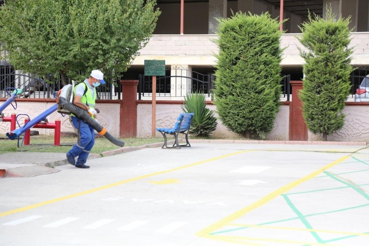 Serdivan Belediyesi, okullara y&ouml;nelik temizlik işlemlerini s&uuml;rd&uuml;r&uuml;yor
