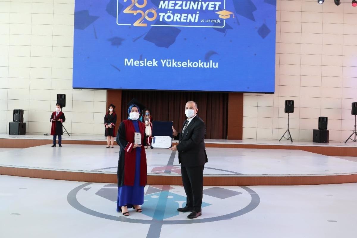 HK&Uuml; 2020 mezuniyet t&ouml;renleri başladı