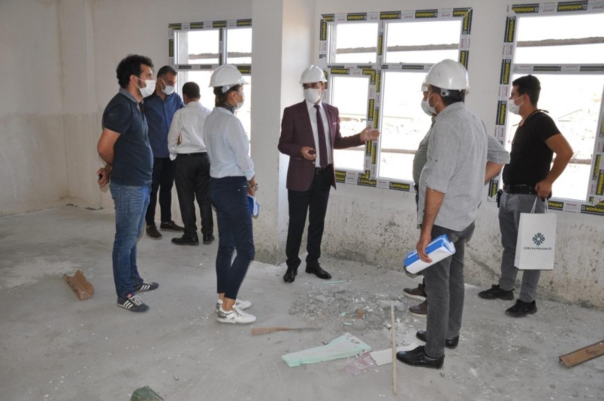 Cizre Kaymakamı Sinanoğlu okul inşaatında incelemelerde bulundu