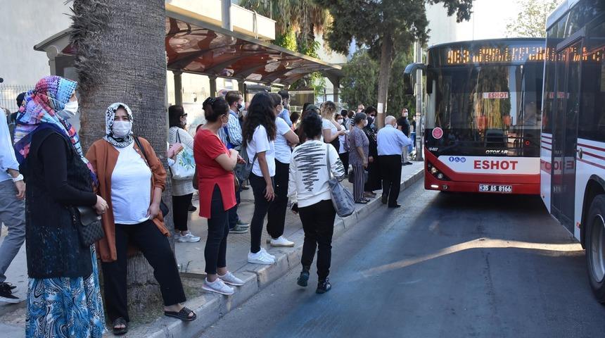 İzmir'de toplu ulaşımdaki yoğunluk vatandaşı tedirgin ediyor