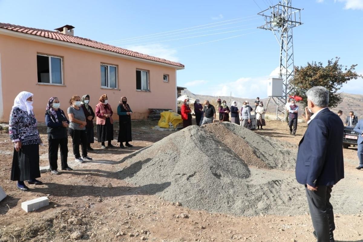 Vali Makas, Refahiye&rsquo;nin k&ouml;ylerinde incelemede bulundu