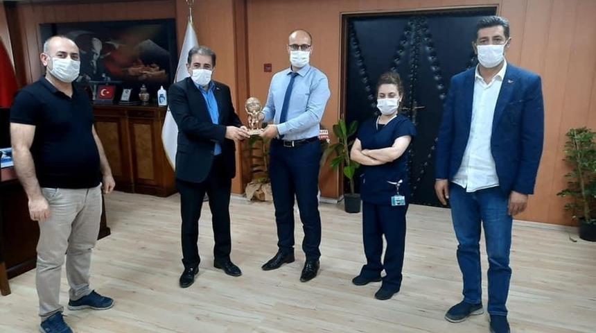 Ağrı İl Sağlık M&uuml;d&uuml;r&uuml; Daharlı&rsquo;ya teşekk&uuml;r &ouml;d&uuml;l&uuml;