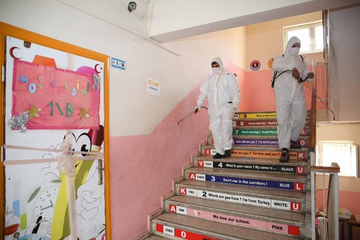 Okullar dezenfekte edildi, &ouml;ğrencilere hediye verildi