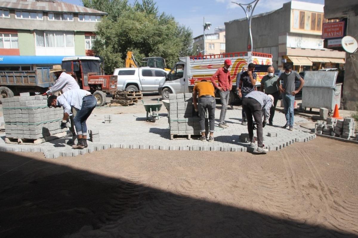 Malazgirt ara yollar parke taşıyla d&ouml;şeniyor