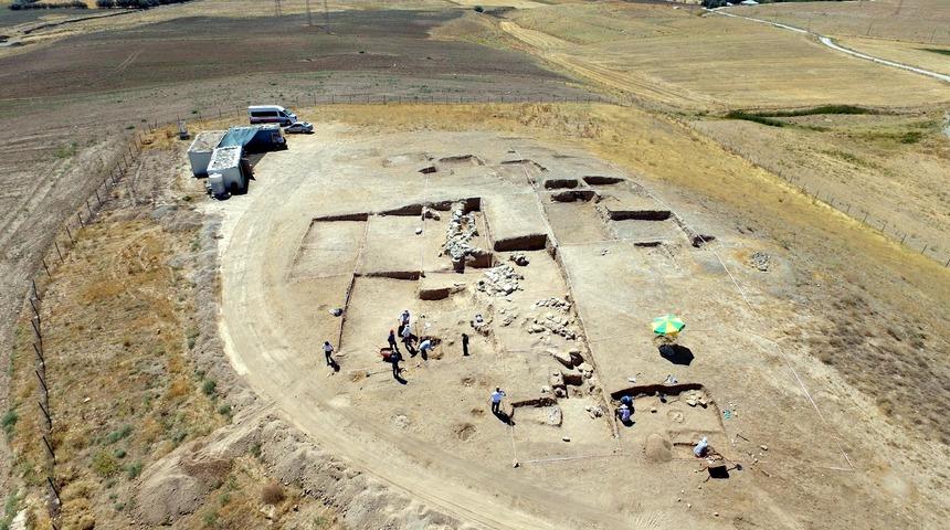 Urartulara ait nekropolde bulundu! 2 bin 750 yıl &ouml;nce kadın y&ouml;neticileri varmış