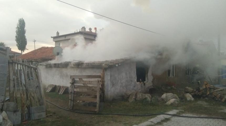 Yaşlı &ccedil;ift evde &ccedil;ıkan yangında dumandan etkilenerek hastanelik oldu