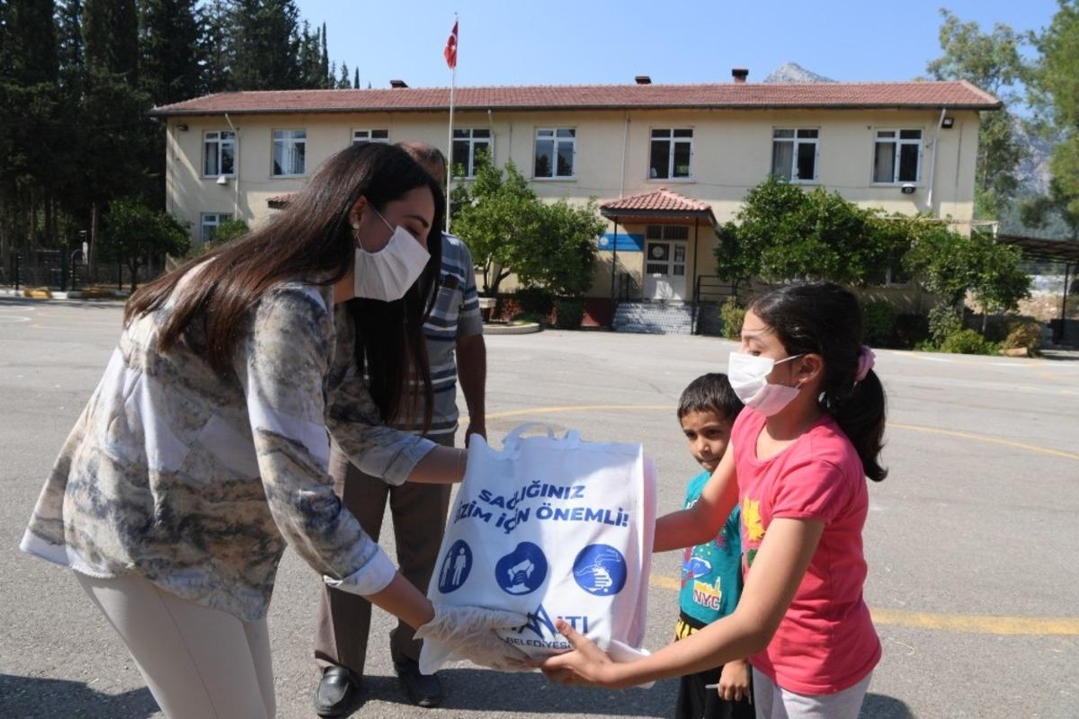 Konyaaltı Belediyesi&rsquo;nden &ouml;ğrencilere kırtasiye yardımı
