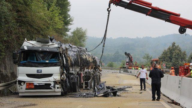 Zift yüklü tanker 4 saat süren çalışmanın ardından kaldırıldı