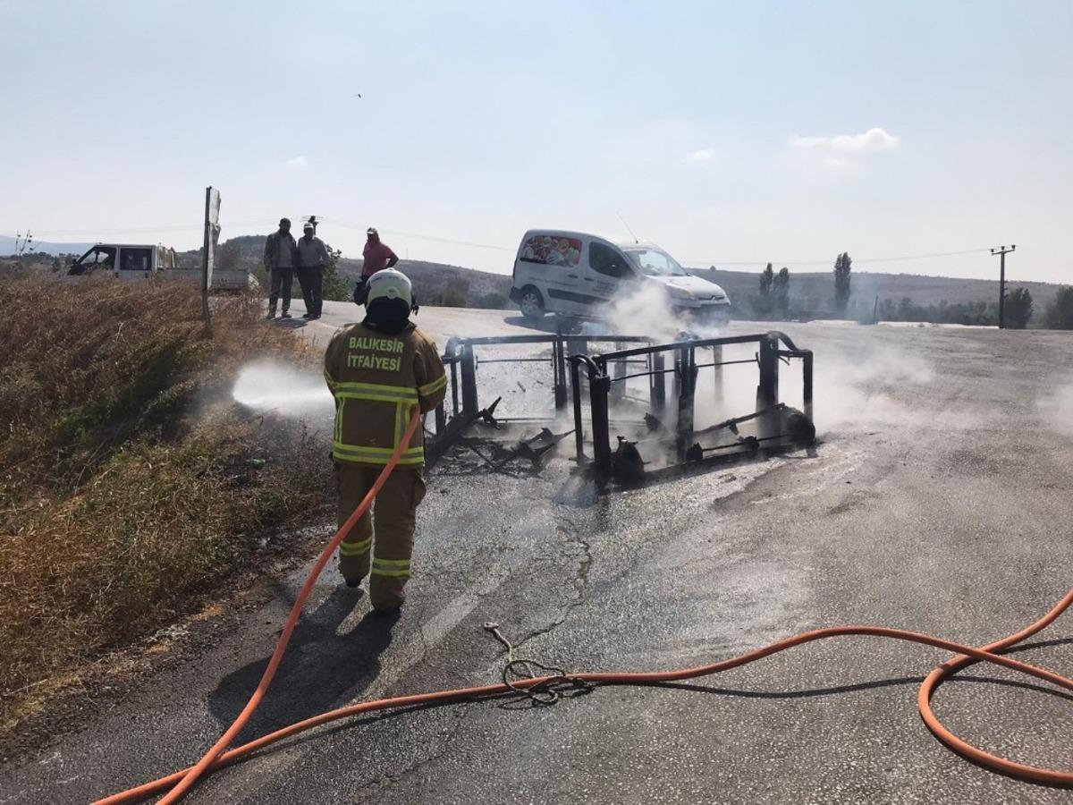 Balıkesir&rsquo;de kamyonet ana yolda yandı