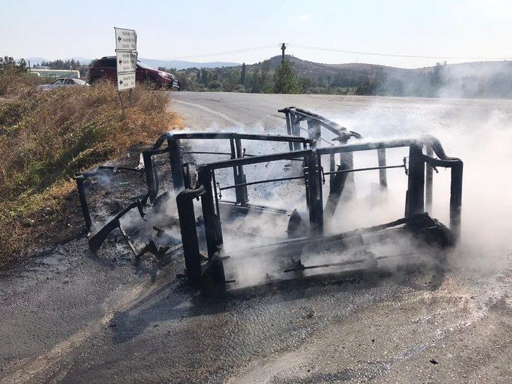 Balıkesir’de kamyonet ana yolda yandı G2