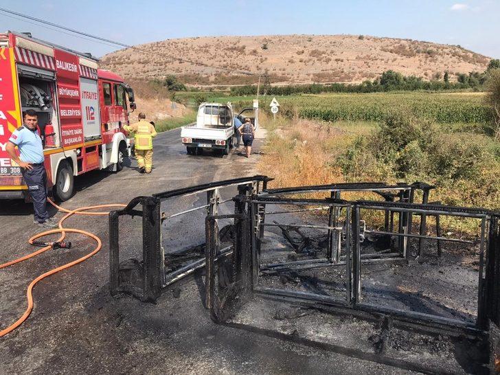 Balıkesir’de kamyonet ana yolda yandı G3