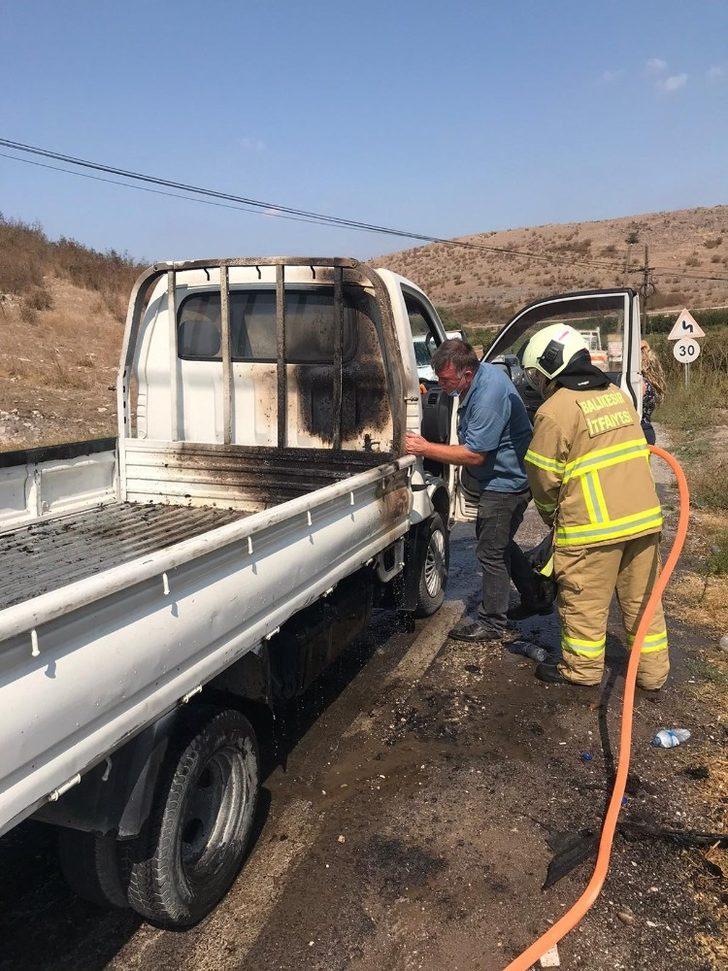 Balıkesir’de kamyonet ana yolda yandı G4