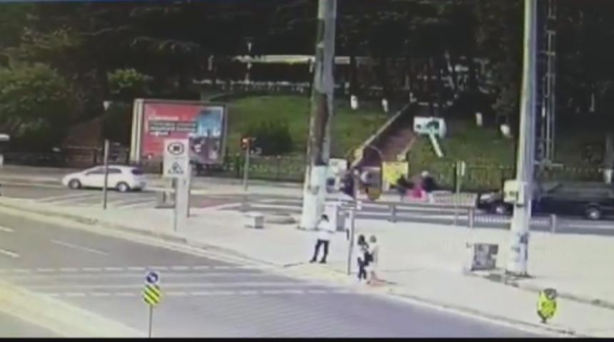 ABD'li aileye Dolmabah&ccedil;e'de gasp girişimi