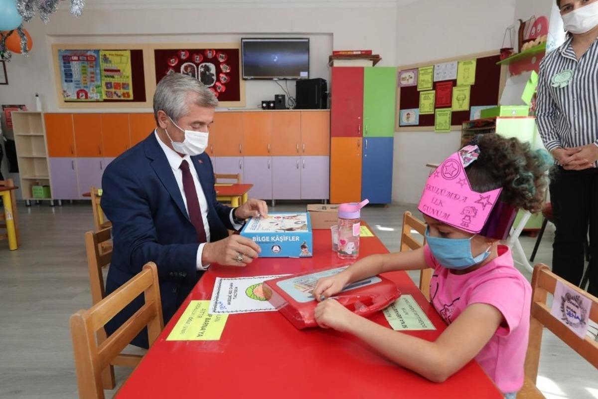 Minik &ouml;ğrenciler i&ccedil;in 34 bin eğitim kitabı ve boyama seti