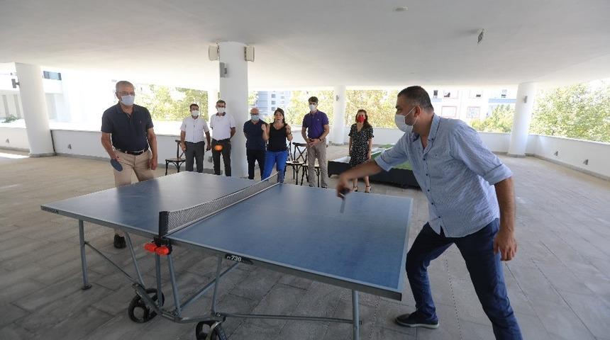 Başkan Tarhan’dan çalışanlara masa tenisi jesti