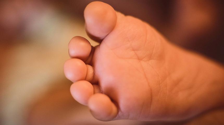 Televizyona dalan babaannenin k&uuml;vette unuttuğu torunu boğuldu 