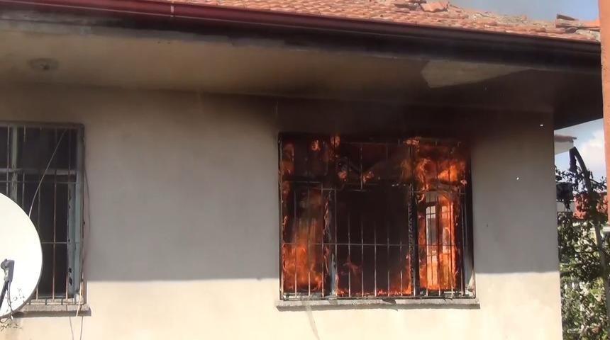 Yaşlı adamın 80 bin lirasını &ccedil;alıp, evi ateşe verdiler