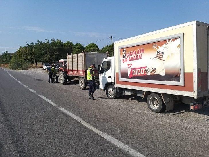 Jandarma kuralla uymayan 148 araç sürücüsüne 66 bin 699 TL. ceza uyguladı G4