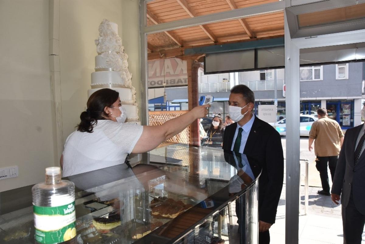 Esnaf, denetime gelen valinin ateşini &ouml;l&ccedil;erek d&uuml;kkana aldı