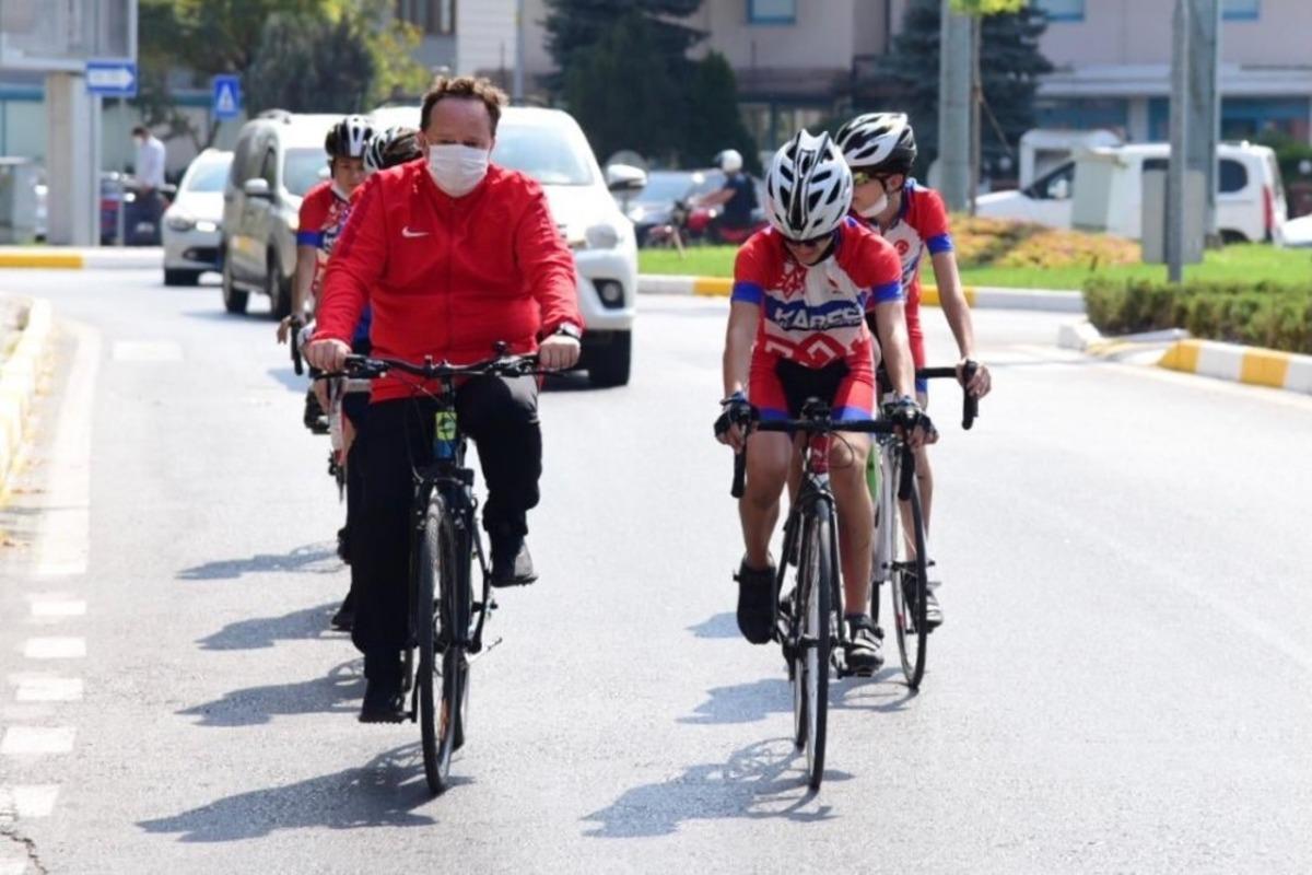 Başkan Orkan belediyeye pedal &ccedil;evirerek geldi