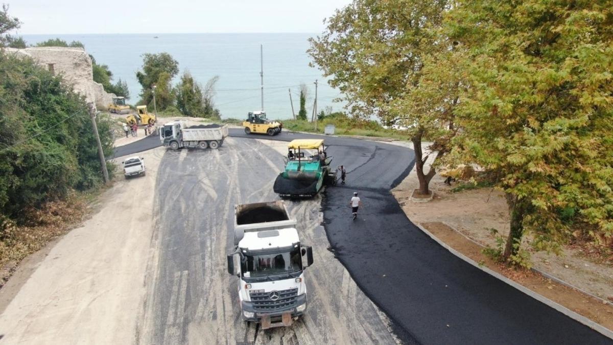 Asfalt seren iş&ccedil;ilere fındık ikramı