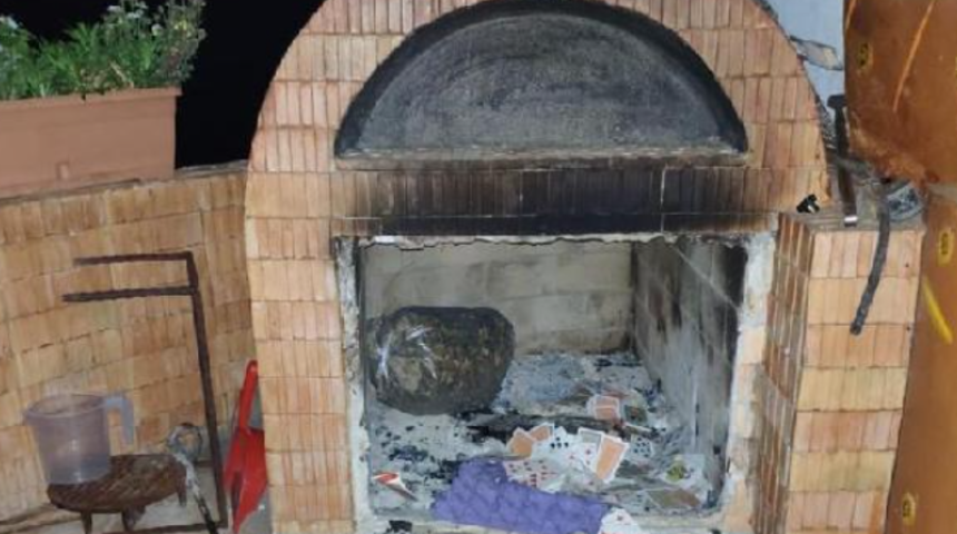 Kumar baskınında yakalananlar, iskambil kağıtlarını yakmaya çalıştı