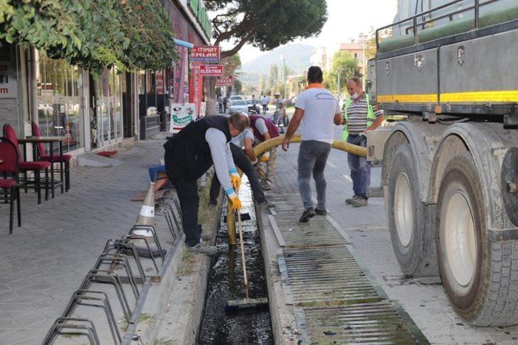Burhaniye’de mazgal ve kanallar temizleniyor G2