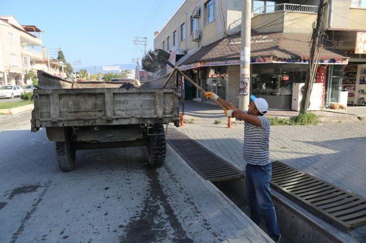 Burhaniye’de mazgal ve kanallar temizleniyor G3