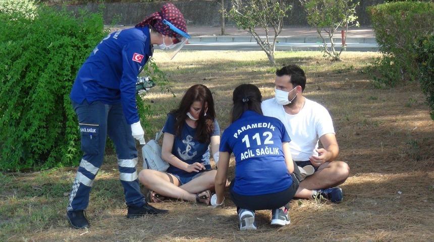 Sağlık ekiplerini geri çevirip hasarlı aracın başında sigorta ekiplerini beklediler!