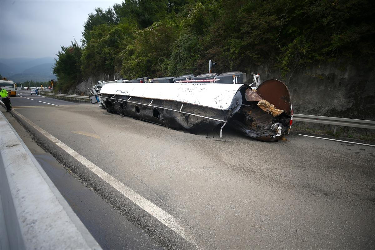 G&Uuml;NCELLEME - Bolu Dağı'nda devrilen zift y&uuml;kl&uuml; tanker otomobile &ccedil;arptı: 3 yaralı