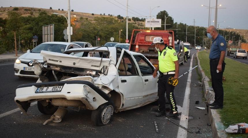 Malatya'da feci kaza! Köpeğe çarpmamak için manevra yaptı aracı bu hale geldi