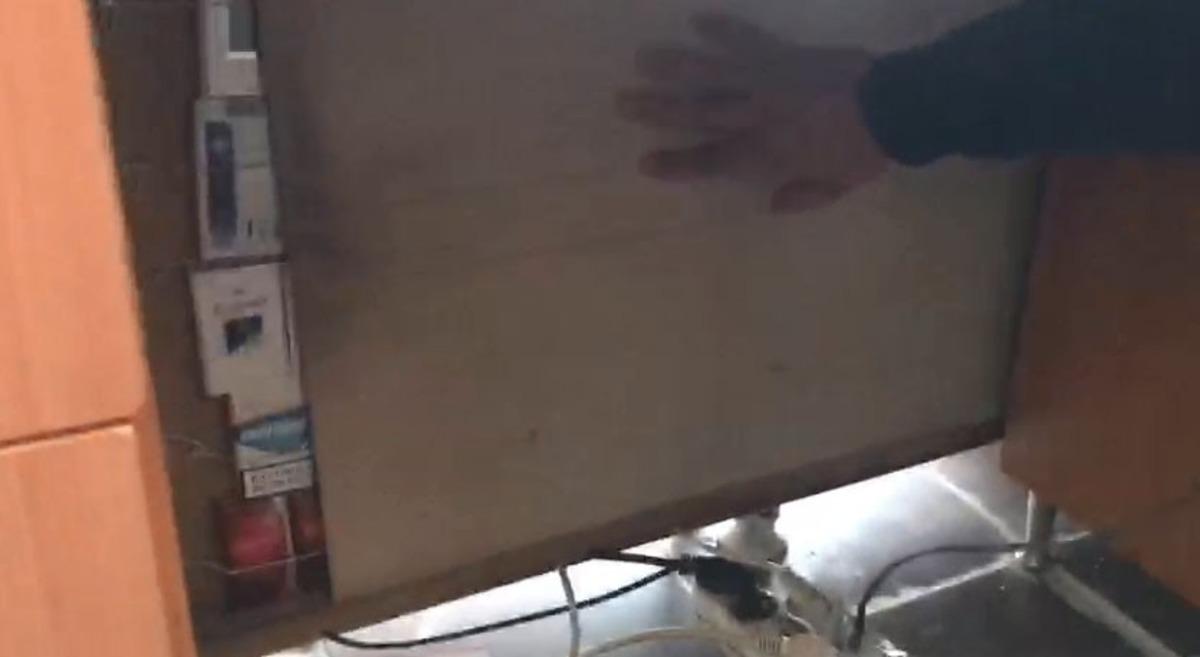 Masanın altına yapılan gizli b&ouml;lmede ka&ccedil;ak sigara &ccedil;ıktı