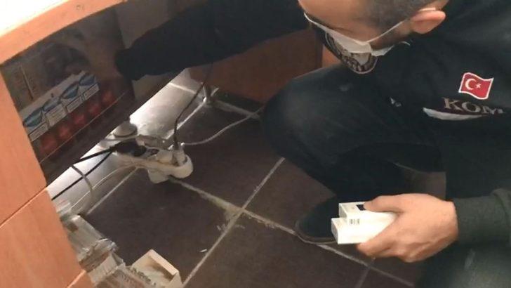 Masanın altına yapılan gizli bölmede kaçak sigara çıktı G3