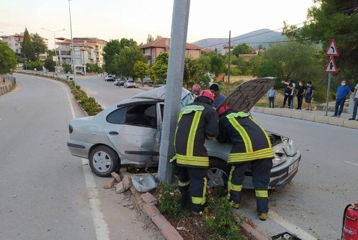 Aydınlatma direğine çarpan otomobilde sürücü sıkıştı G1