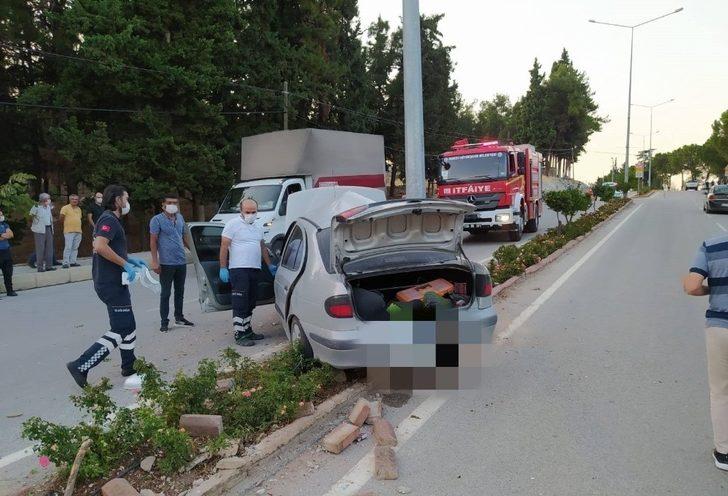 Aydınlatma direğine çarpan otomobilde sürücü sıkıştı G2