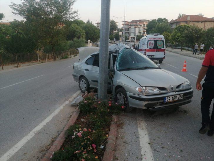 Aydınlatma direğine çarpan otomobilde sürücü sıkıştı G4
