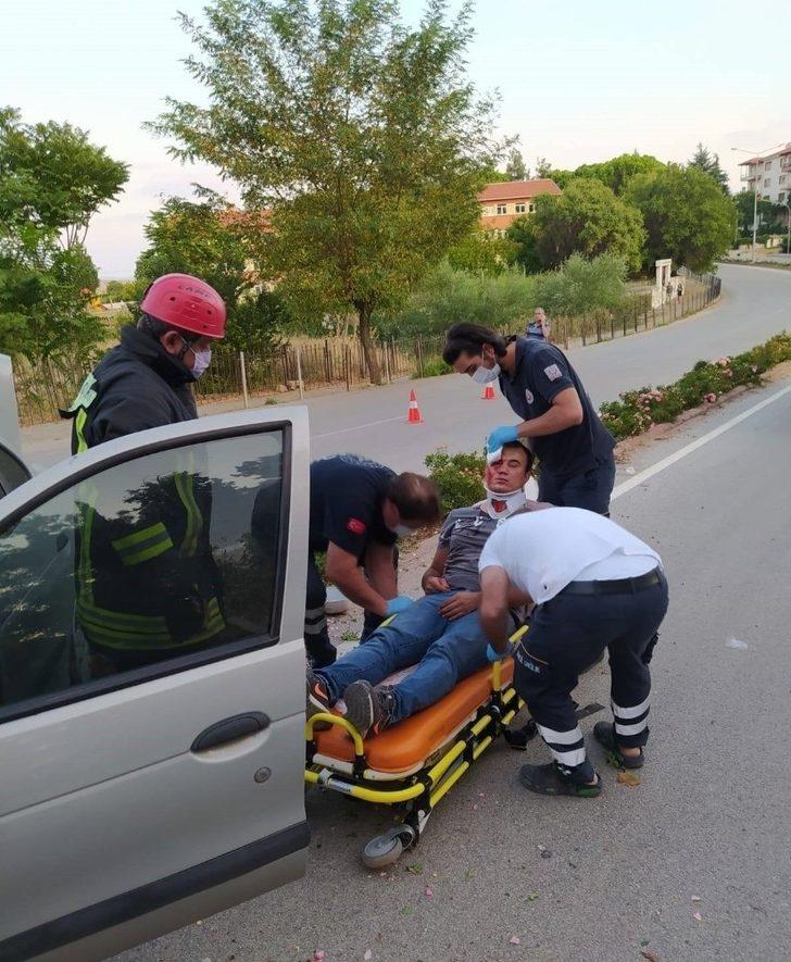 Aydınlatma direğine çarpan otomobilde sürücü sıkıştı G5