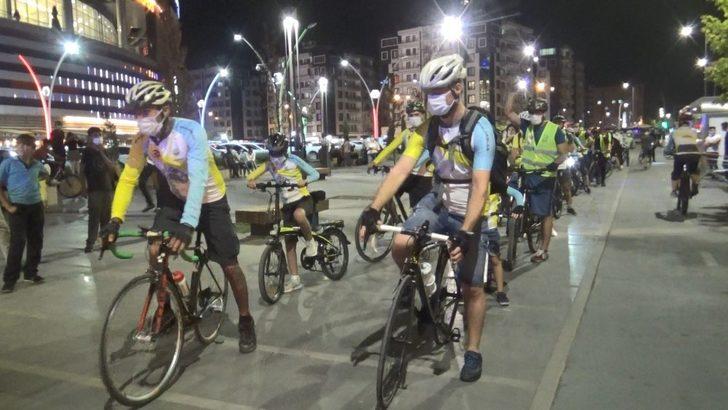 Diyarbakır’da korona virüse dikkat çekmek için maskeli şehir turu attılar G3