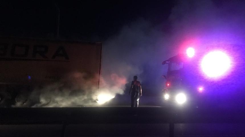 Bilecik'te seyir halindeki TIR'ın lastikleri alev aldı