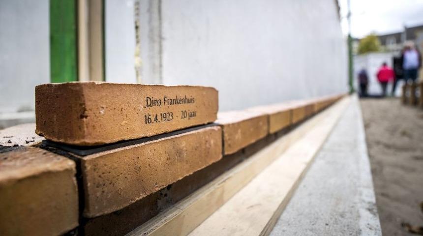 Amsterdam'daki Holokost İsimler Anıtı'na ilk taşı Anne Frank'ın &ccedil;ocukluk arkadaşı koydu