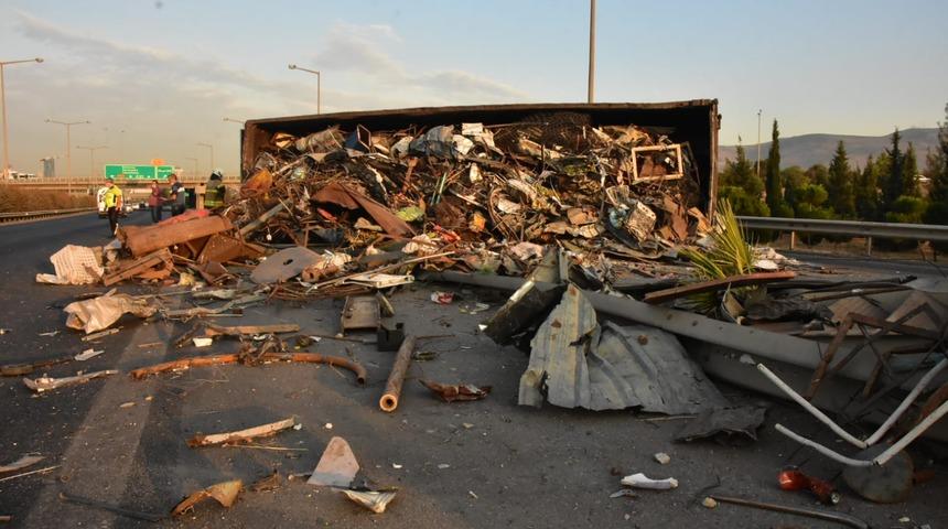 İzmir'de hurda yüklü TIR devrildi