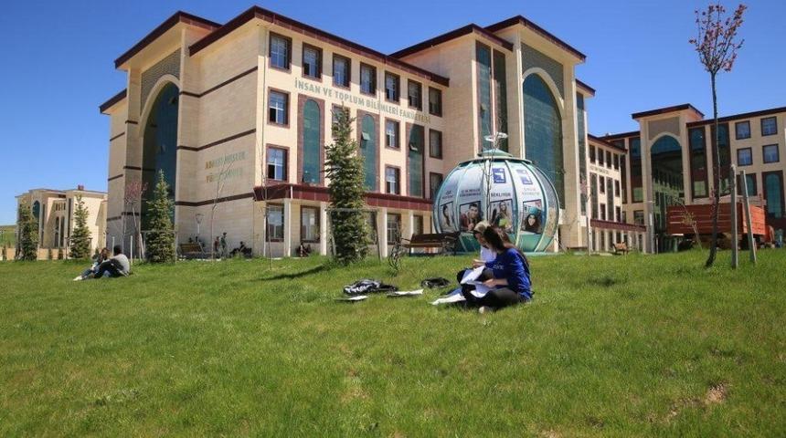 Bayburt Üniversitesi lisansüstü programlarına yoğun ilgi